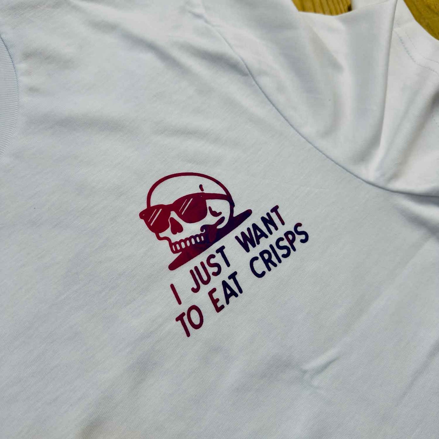 I JUST WANT TO EAT CRISPS - T-SHIRT