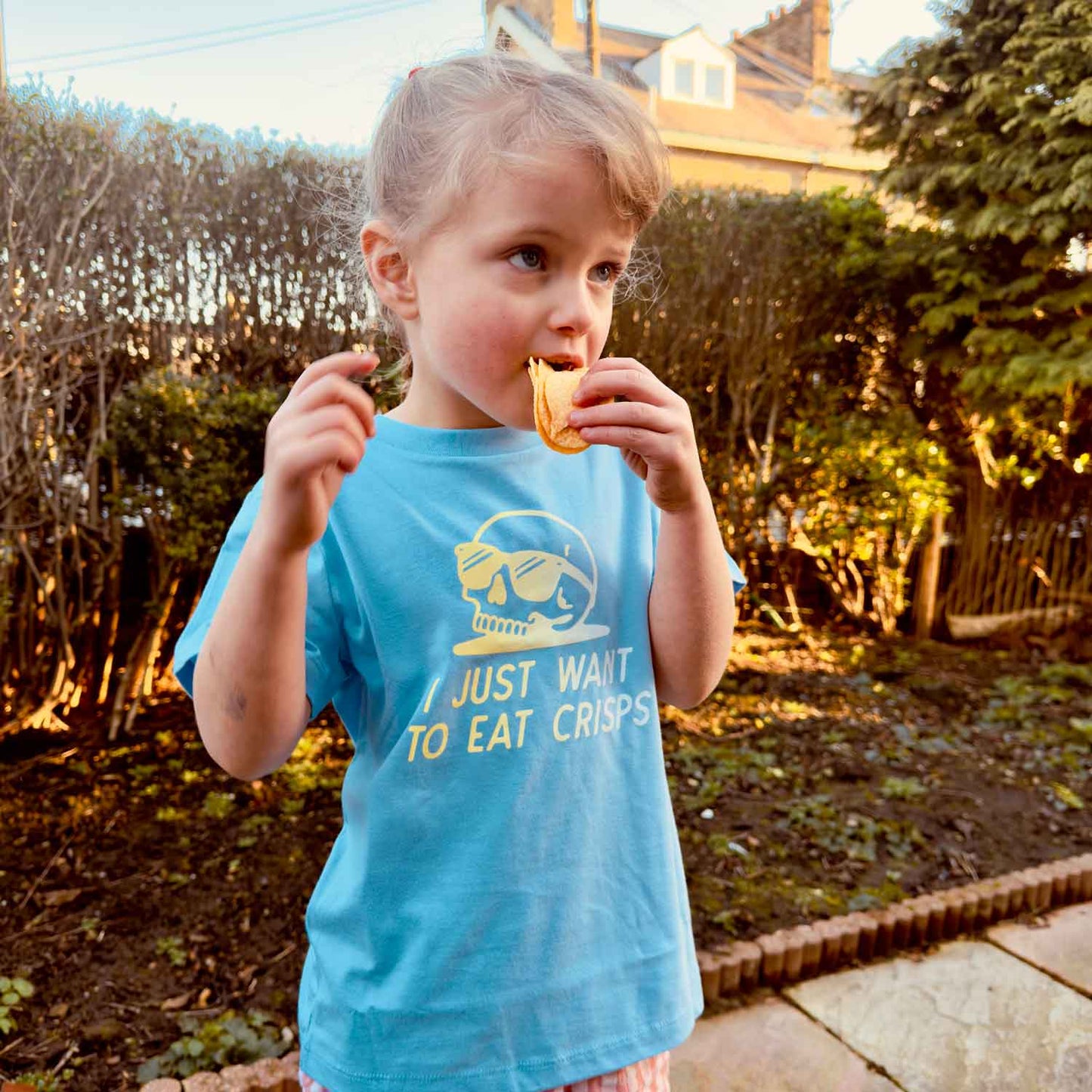 I JUST WANT TO EAT CRISPS - KIDS TEE