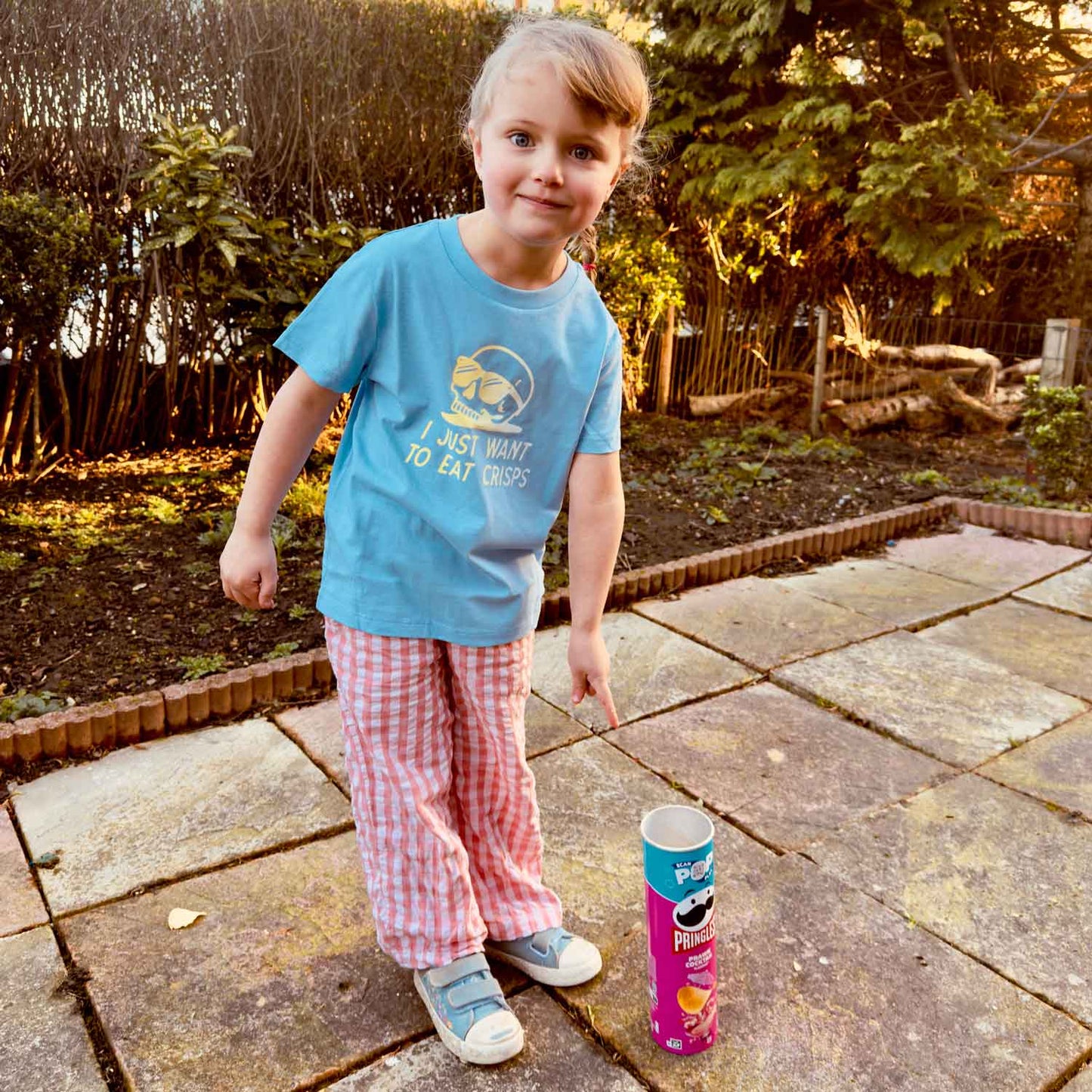 I JUST WANT TO EAT CRISPS - KIDS TEE