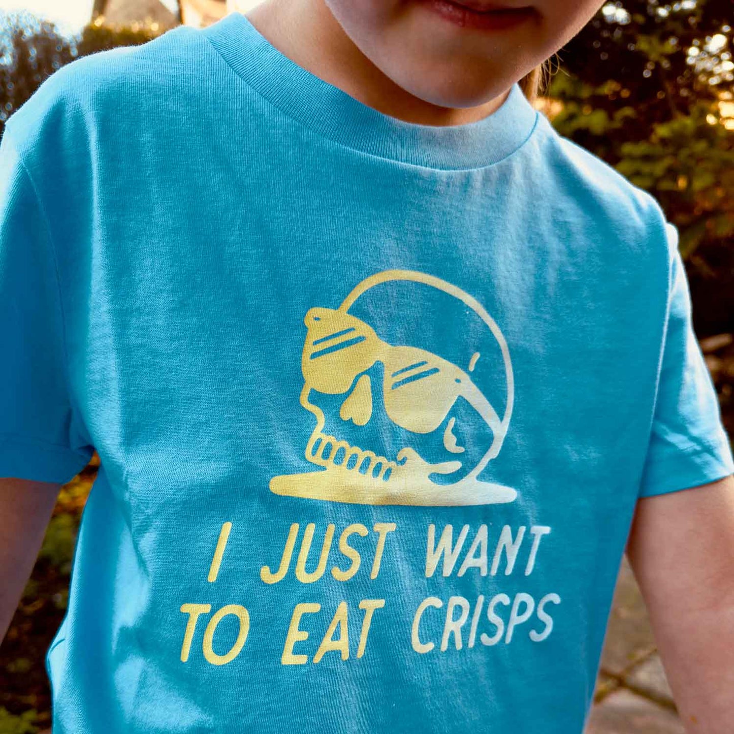 I JUST WANT TO EAT CRISPS - KIDS TEE